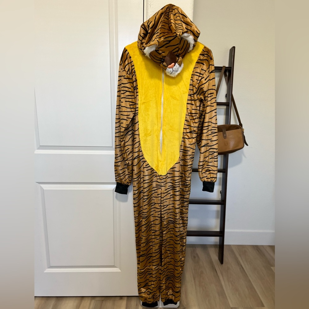 •LIKE NEW•URBAN OUTFITERS Tiger Unisex Onesie